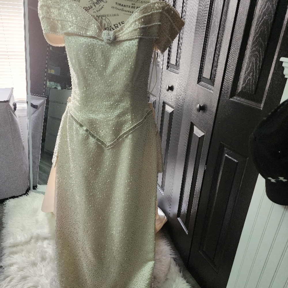 Cream Sweetheart Cap Sleeve Wedding Gown